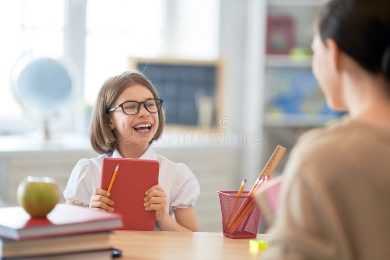 Muchacha con el profesor en sala de clase fotografía de archivo libre de regalías Muchacha con el profesor en sala de clase fotografía de archivo libre de regalías