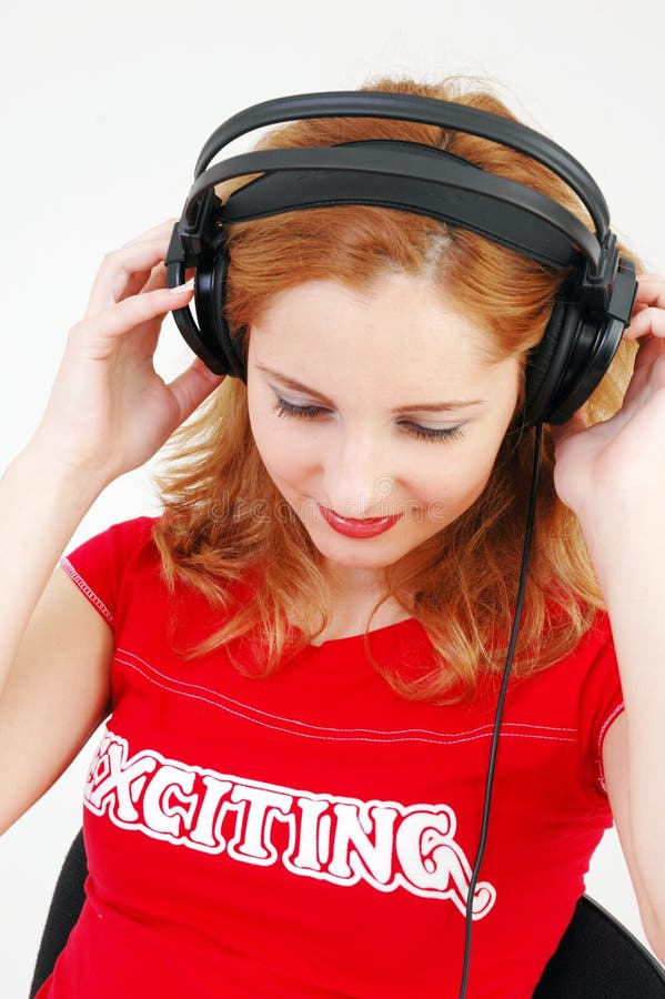 Muchacha con el receptor de cabeza. Retrato de una música que escucha de la muchacha bonita