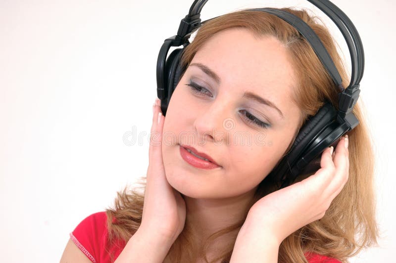 Muchacha con el receptor de cabeza en un trance profundo fotos de archivo