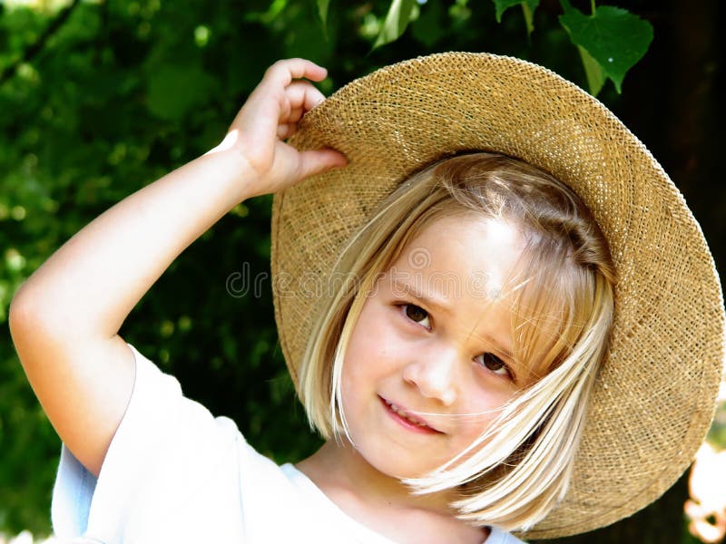 muchacha con el sombrero de paja imágenes de archivo libres de regalías muchacha con el sombrero de paja imágenes de archivo libres de regalías