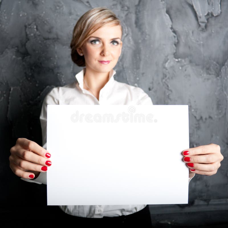 Sostener Un Papel En Blanco Con La Cara Triste Foto de archivo Imagen