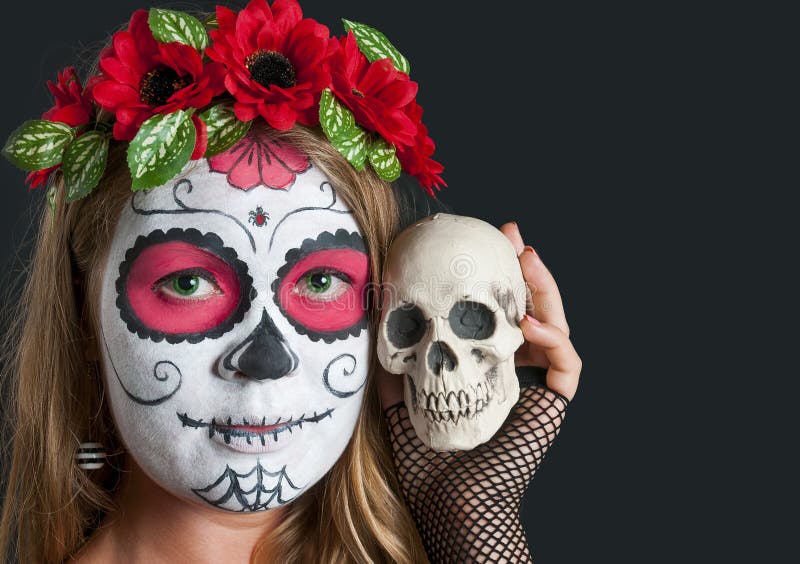 Muchacha Con La Máscara Del Maquillaje De Calavera Mexicana En El Sombrero Imagen de archivo - Imagen de rubio, pelo: 45751983 Muchacha Con La Máscara Del Maquillaje De Calavera Mexicana En El Sombrero Imagen de archivo - Imagen de rubio, pelo: 45751983