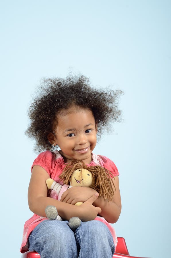 Muchacha con la muñeca imágenes de archivo libres de regalías Muchacha con la muñeca imágenes de archivo libres de regalías