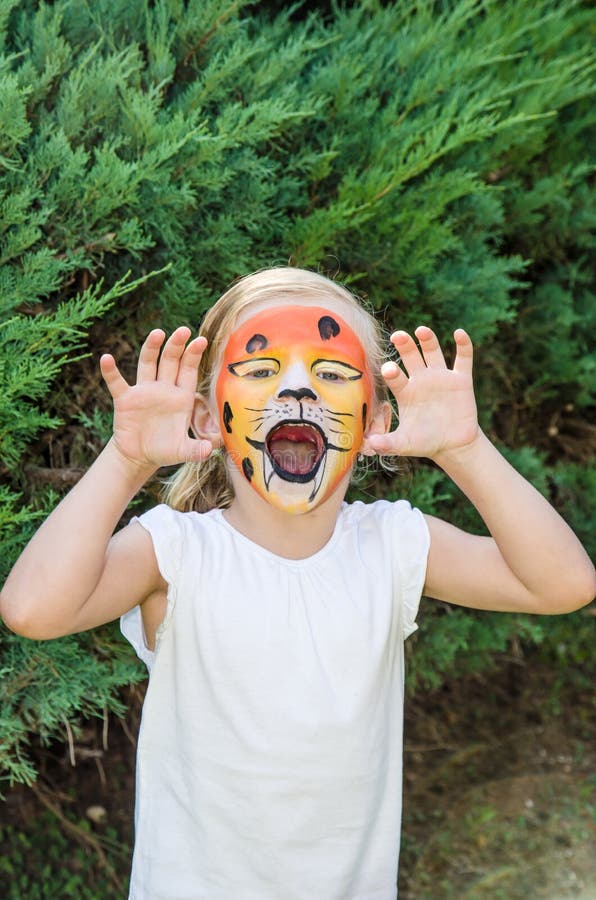 Muchacha con la pintura de la cara del tigre foto de archivo libre de regalías Muchacha con la pintura de la cara del tigre foto de archivo libre de regalías