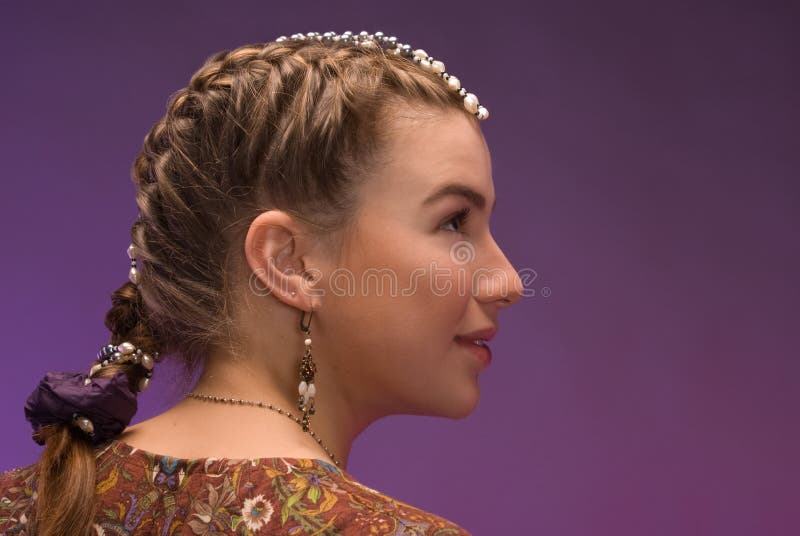 Muchacha con la trenza foto de archivo libre de regalías Muchacha con la trenza foto de archivo libre de regalías