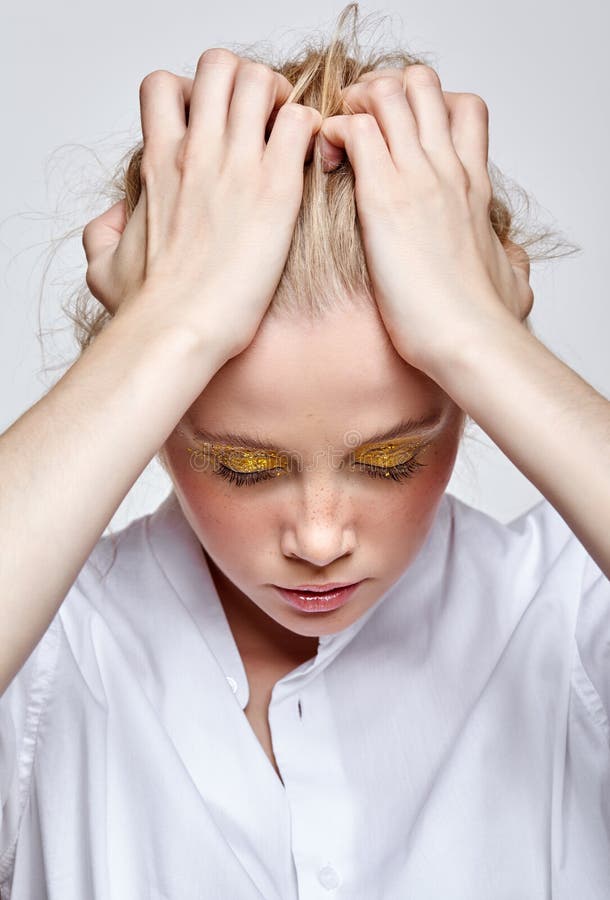 Muchacha con las sombras de ojos y las manos ahumadas amarillas de los ojos en la cabeza imagenes de archivo Muchacha con las sombras de ojos y las manos ahumadas amarillas de los ojos en la cabeza imagenes de archivo