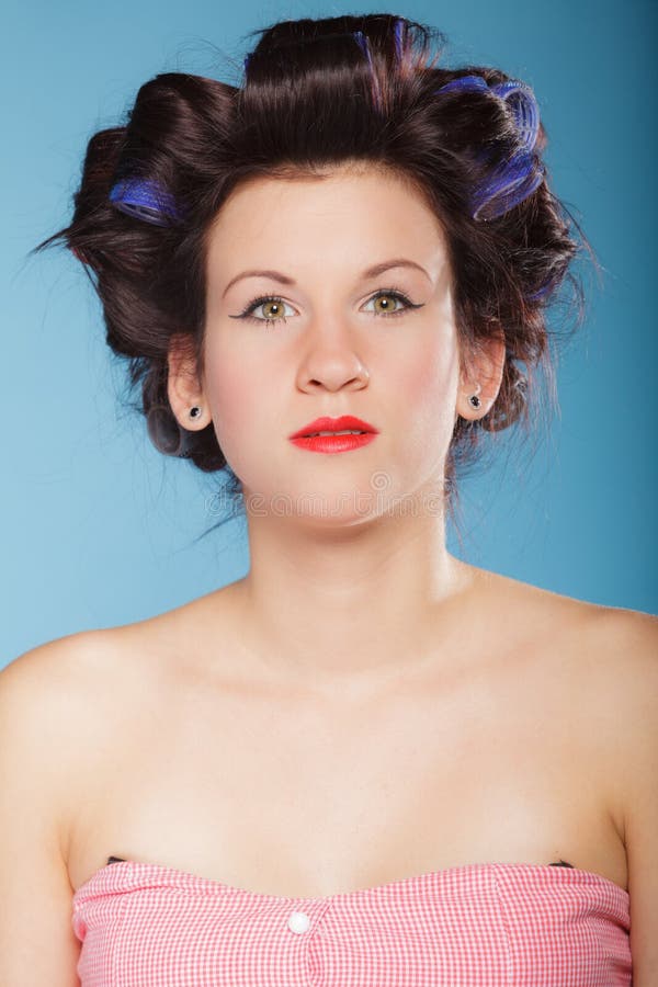 Muchacha con los bigudíes en pelo, mujer que se prepara para ir de fiesta imagen de archivo Muchacha con los bigudíes en pelo, mujer que se prepara para ir de fiesta imagen de archivo