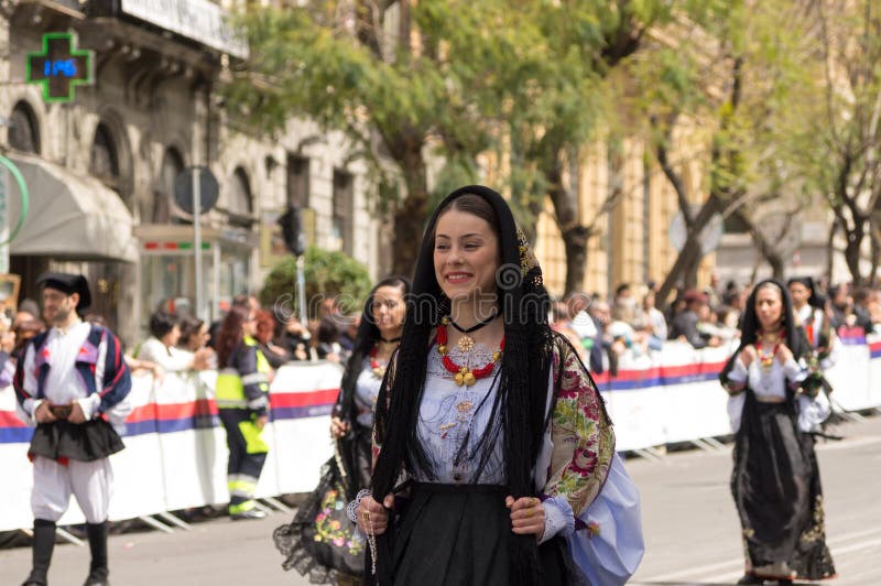 Trajes típicos sardos imagen editorial. Imagen de partido 64371255