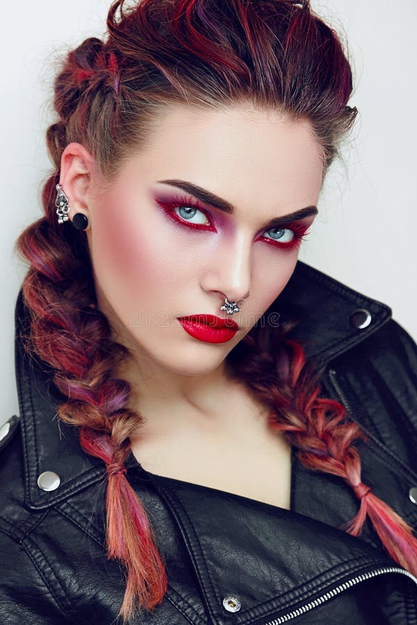 Muchacha Con Maquillaje En Un Estilo De La Roca Foto de archivo - Imagen de vida, haga: 66482774 Muchacha Con Maquillaje En Un Estilo De La Roca Foto de archivo - Imagen de vida, haga: 66482774