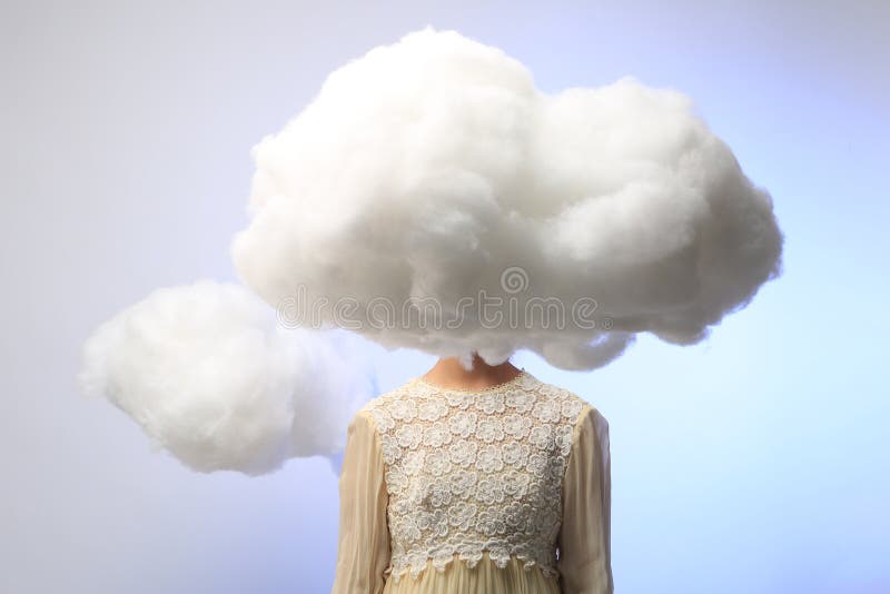 Muchacha con su cabeza en las nubes