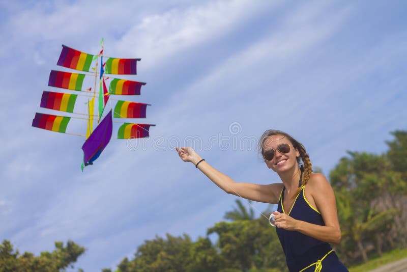 Muchacha con una cometa fotos de archivo libres de regalías Muchacha con una cometa fotos de archivo libres de regalías