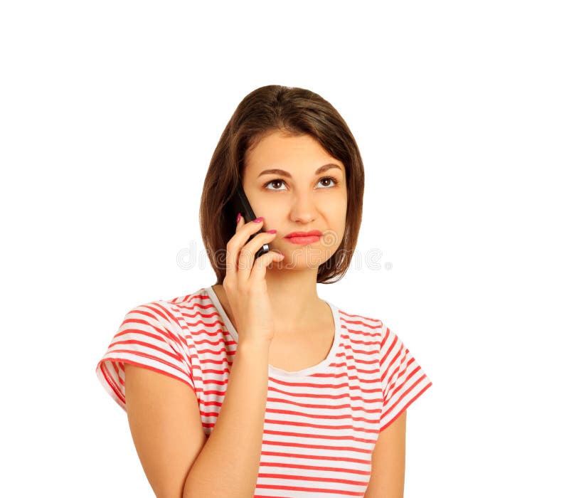 Muchacha contrariedad que habla en el teléfono móvil mire con perplejidad muchacha emocional aislada en el fondo blanco