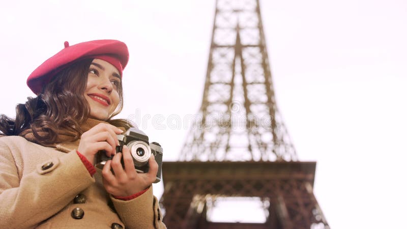 Muchacha creativa que sostiene la cámara en las manos, disfrutando de la afición de la fotografía en París fotografía de archivo libre de regalías Muchacha creativa que sostiene la cámara en las manos, disfrutando de la afición de la fotografía en París fotografía de archivo libre de regalías