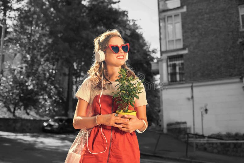 Muchacha de emisión que escucha la música en sus auriculares blancos que sienten verdaderamente relajados fotos de archivo libres de regalías Muchacha de emisión que escucha la música en sus auriculares blancos que sienten verdaderamente relajados fotos de archivo libres de regalías