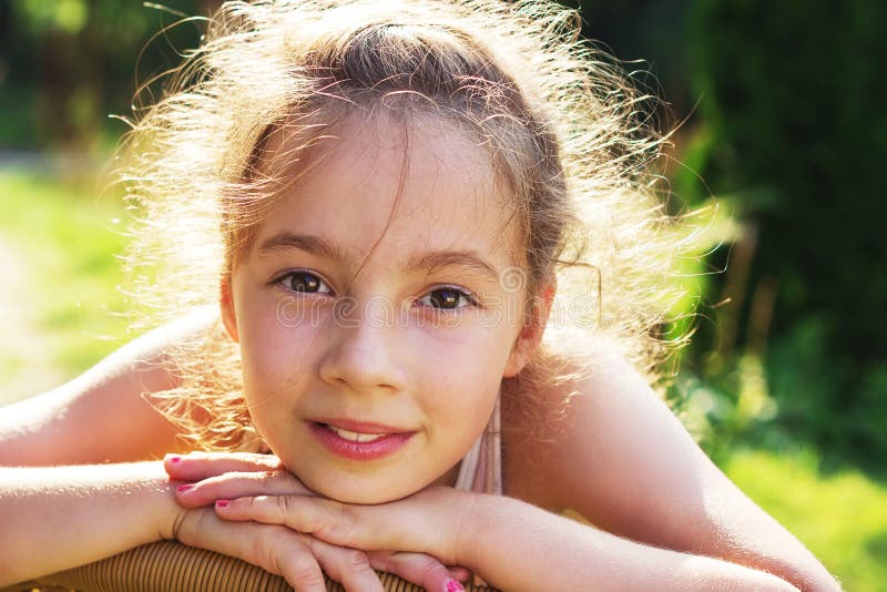 Muchacha de la belleza al aire libre que disfruta de la naturaleza Ingenio hermoso del adolescente imagen de archivo Muchacha de la belleza al aire libre que disfruta de la naturaleza Ingenio hermoso del adolescente imagen de archivo