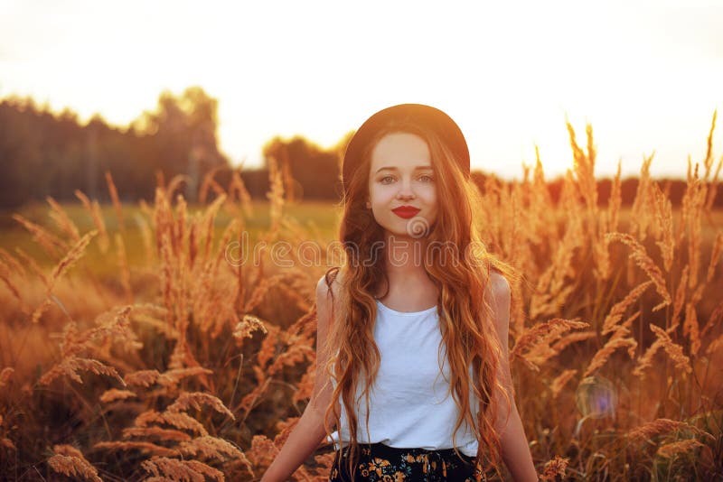 Muchacha de la belleza al aire libre que disfruta de la naturaleza Modelo bastante adolescente en el sombrero que corre en el cam imagen de archivo libre de regalías Muchacha de la belleza al aire libre que disfruta de la naturaleza Modelo bastante adolescente en el sombrero que corre en el cam imagen de archivo libre de regalías
