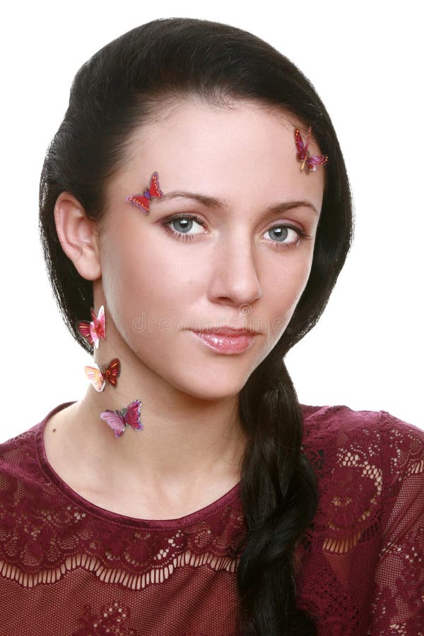 Muchacha de la belleza con la mariposa en cara foto de archivo libre de regalías Muchacha de la belleza con la mariposa en cara foto de archivo libre de regalías