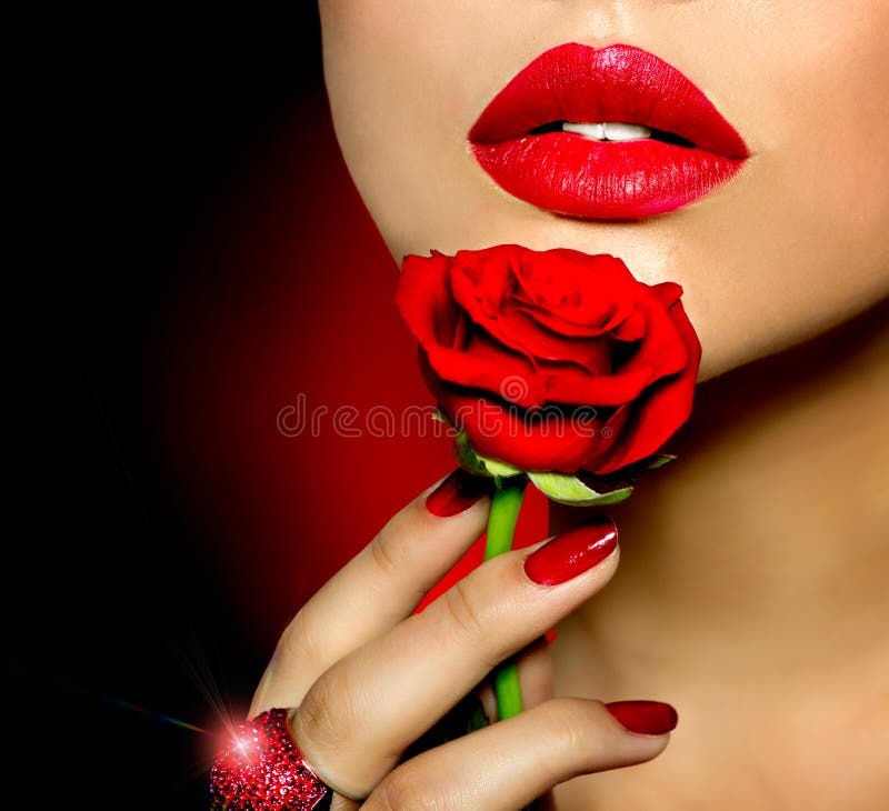 Muchacha de la belleza con Rose fotografía de archivo libre de regalías Muchacha de la belleza con Rose fotografía de archivo libre de regalías