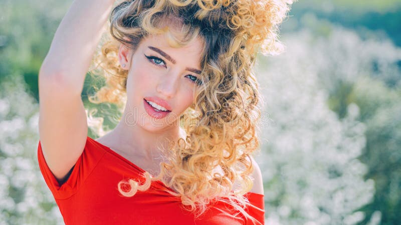Muchacha de la belleza Mujer del resorte Muchacha hermosa Muchacha rubia asombrosa confiada con maquillaje perfecto imagen de archivo Muchacha de la belleza Mujer del resorte Muchacha hermosa Muchacha rubia asombrosa confiada con maquillaje perfecto imagen de archivo
