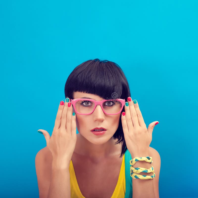 Muchacha de la manera del verano con los vidrios imágenes de archivo libres de regalías Muchacha de la manera del verano con los vidrios imágenes de archivo libres de regalías