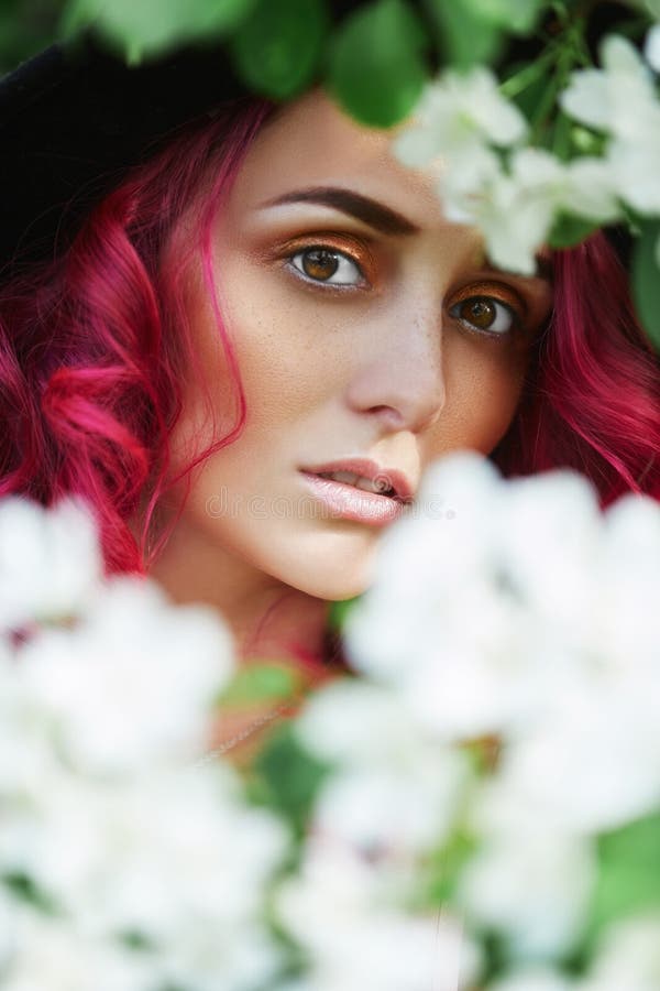 Muchacha de la moda con el pelo rojo y el sombrero grande, retrato de la primavera en colores de la lila en verano Vestido rosado foto de archivo Muchacha de la moda con el pelo rojo y el sombrero grande, retrato de la primavera en colores de la lila en verano Vestido rosado foto de archivo