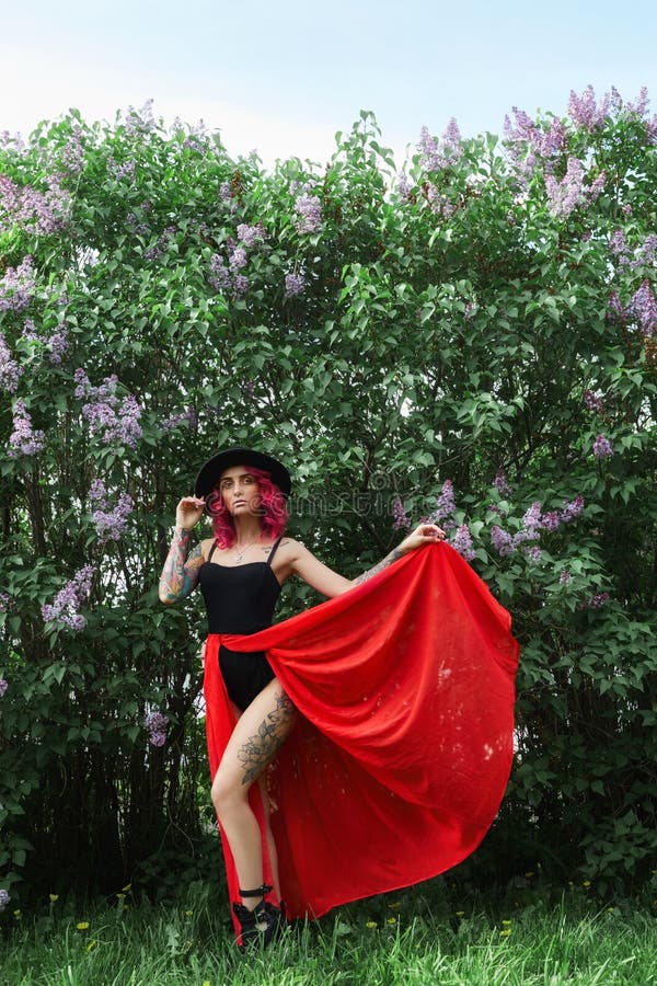 Muchacha de la moda con el pelo rojo y el sombrero redondo grande, retrato de la primavera en colores de la lila en verano Vestid foto de archivo Muchacha de la moda con el pelo rojo y el sombrero redondo grande, retrato de la primavera en colores de la lila en verano Vestid foto de archivo