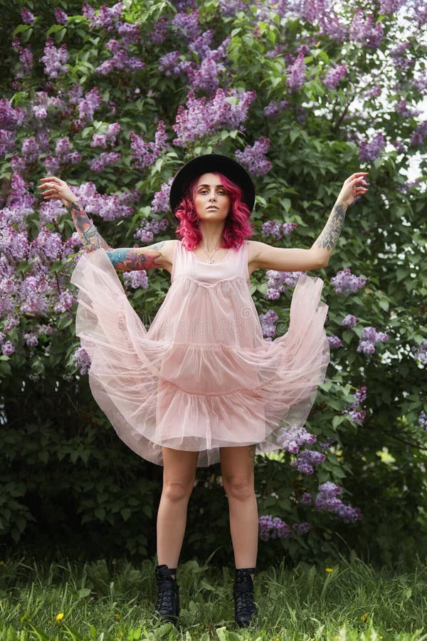 Muchacha de la moda con el pelo rojo y el sombrero redondo grande, retrato de la primavera en colores de la lila en verano Vestid imagenes de archivo Muchacha de la moda con el pelo rojo y el sombrero redondo grande, retrato de la primavera en colores de la lila en verano Vestid imagenes de archivo