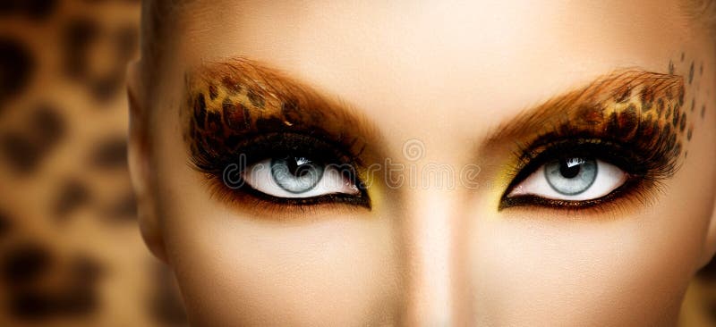 Muchacha de la moda con maquillaje del leopardo
