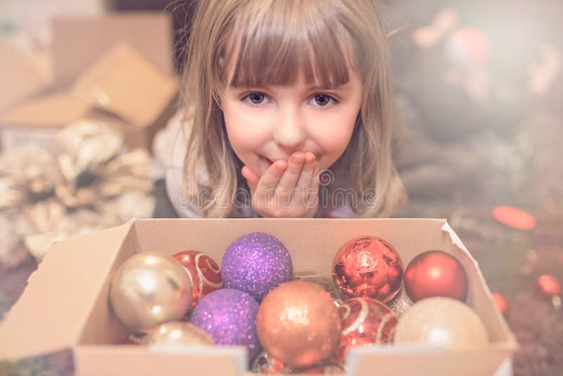 Muchacha de la Navidad que mira el retrato de las decoraciones foto de archivo Muchacha de la Navidad que mira el retrato de las decoraciones foto de archivo