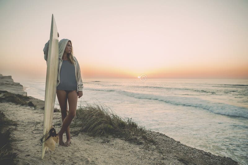 Muchacha de la persona que practica surf fotografía de archivo Muchacha de la persona que practica surf fotografía de archivo