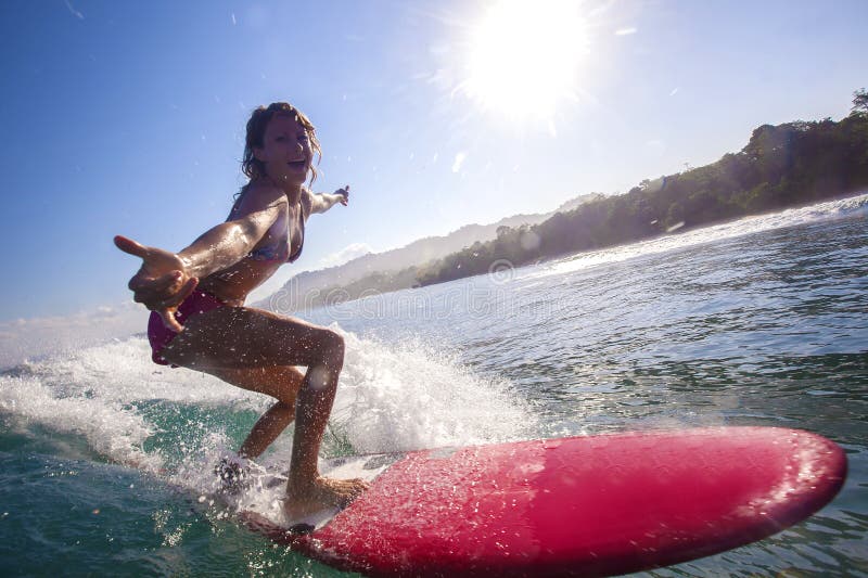Muchacha de la persona que practica surf en onda azul asombrosa imagen de archivo libre de regalías Muchacha de la persona que practica surf en onda azul asombrosa imagen de archivo libre de regalías
