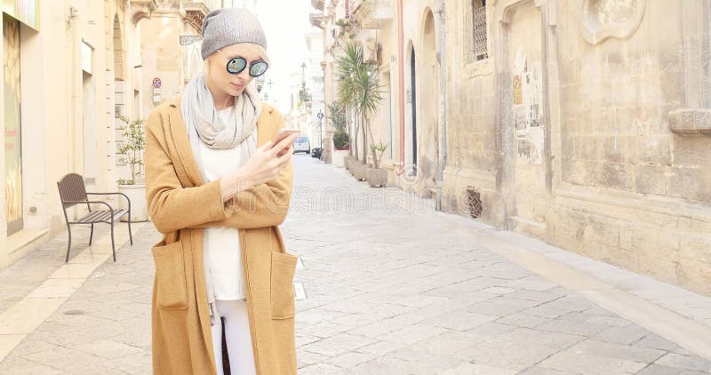 Muchacha de moda con el teléfono móvil foto de archivo libre de regalías Muchacha de moda con el teléfono móvil foto de archivo libre de regalías