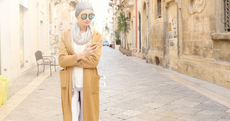 Muchacha de moda con el teléfono móvil foto de archivo Muchacha de moda con el teléfono móvil foto de archivo