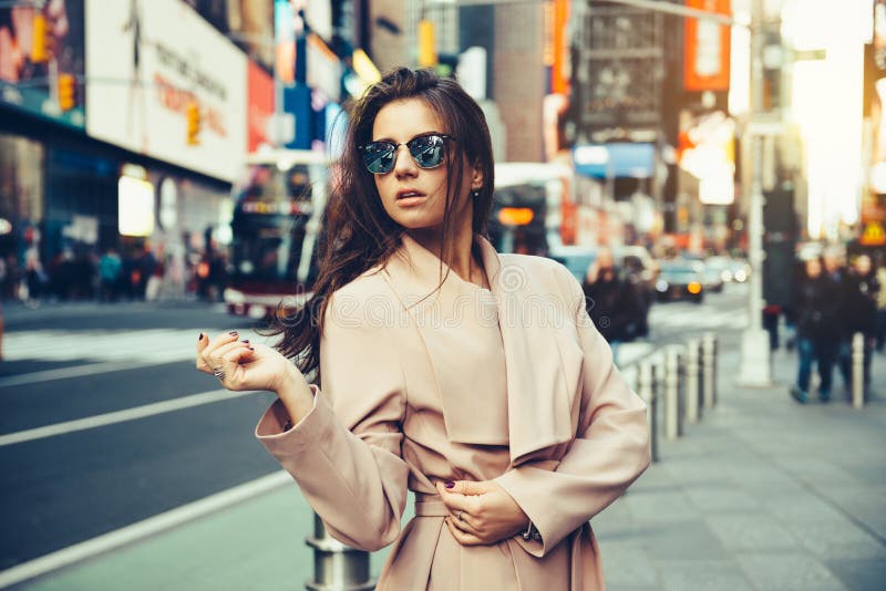Muchacha de moda que camina en la calle de New York City en gafas de sol del Midtown y chaqueta del silbido de bala que llevan imagenes de archivo