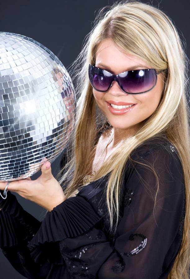 Muchacha de partido con la bola del disco foto de archivo libre de regalías Muchacha de partido con la bola del disco foto de archivo libre de regalías