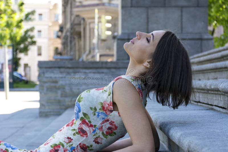 Muchacha En Vestido Corto En La Calle Foto de archivo - Imagen de mujer, retrato: 117863026 Muchacha En Vestido Corto En La Calle Foto de archivo - Imagen de mujer, retrato: 117863026