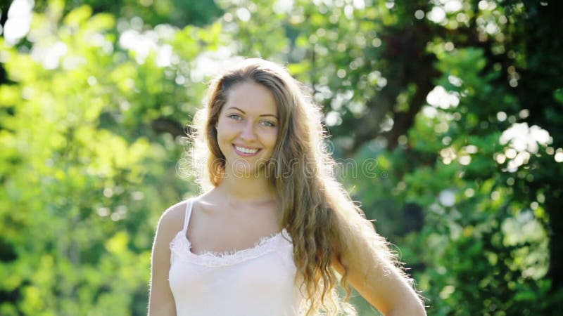 Muchacha de pelo largo sonriente metrajes