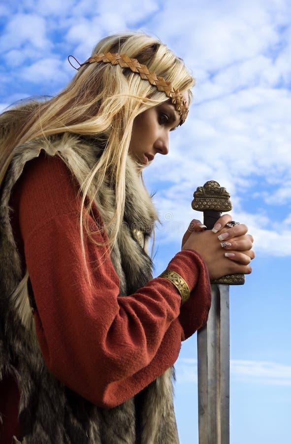 Muchacha de Vikingo en un fondo del cielo azul imágenes de archivo libres de regalías Muchacha de Vikingo en un fondo del cielo azul imágenes de archivo libres de regalías