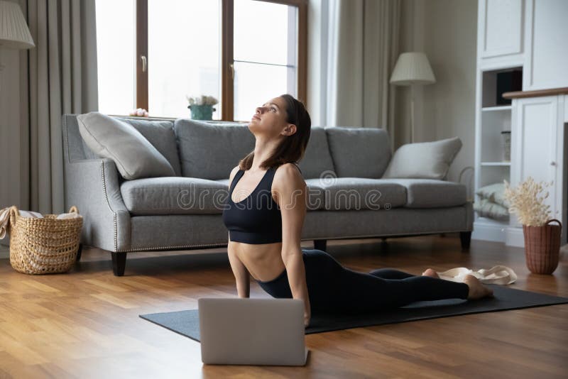 Muchacha de yogi concentrada practicando yoga en casa imagen de archivo libre de regalías