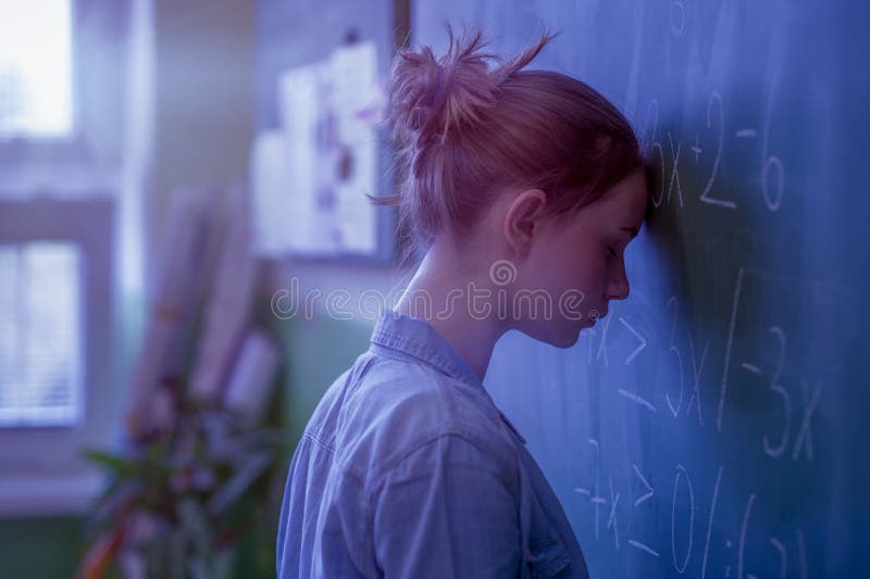 Muchacha del adolescente en la clase de la matemáticas abrumada por la fórmula de la matemáticas Presión, concepto de la educació
