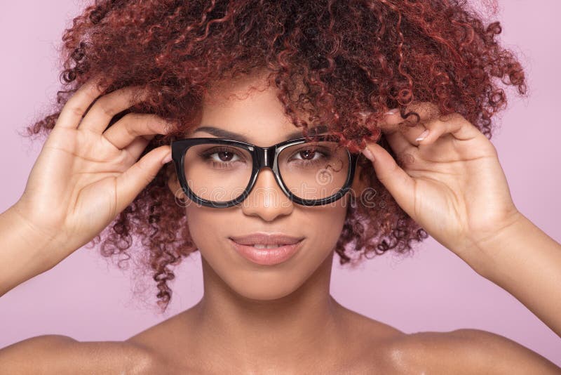 Muchacha del Afro en las lentes, sonriendo fotografía de archivo libre de regalías Muchacha del Afro en las lentes, sonriendo fotografía de archivo libre de regalías