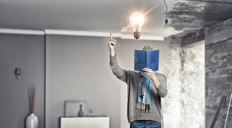 Muchacha del estudiante con el libro en manos fotografía de archivo Muchacha del estudiante con el libro en manos fotografía de archivo