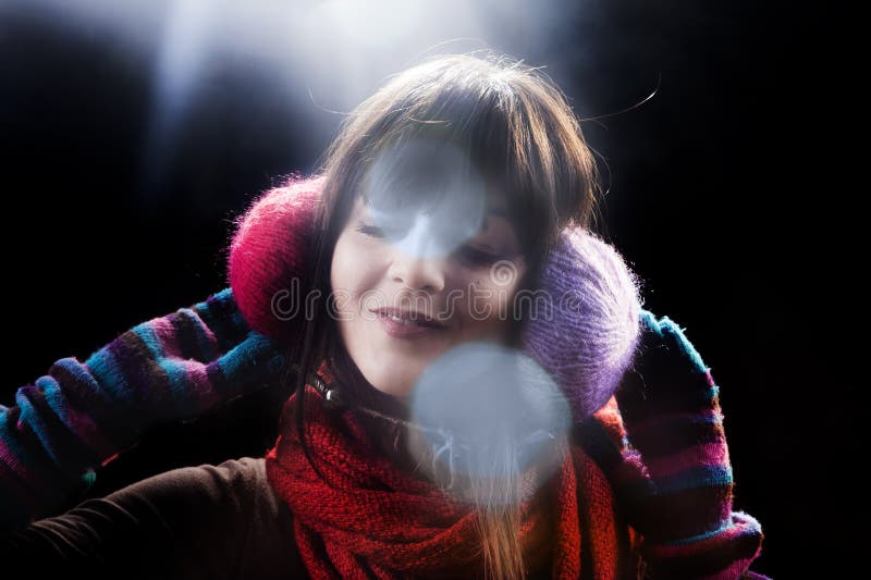 Muchacha del invierno con las orejeras y la llamarada fotografía de archivo libre de regalías Muchacha del invierno con las orejeras y la llamarada fotografía de archivo libre de regalías