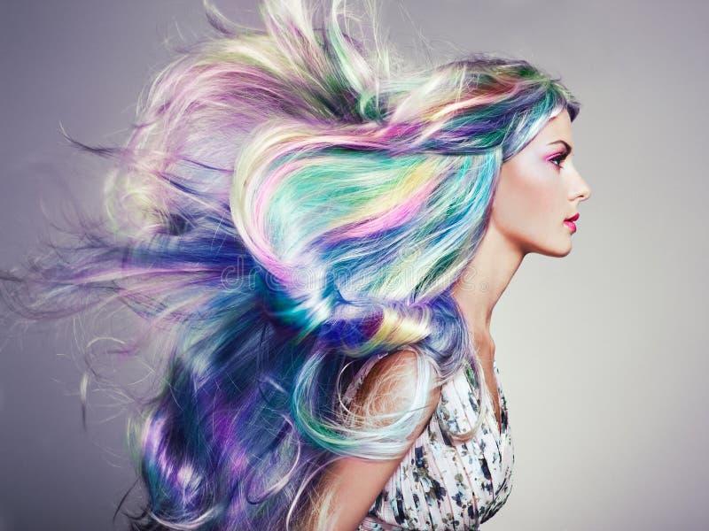 Muchacha del modelo de moda de la belleza con el pelo teñido colorido