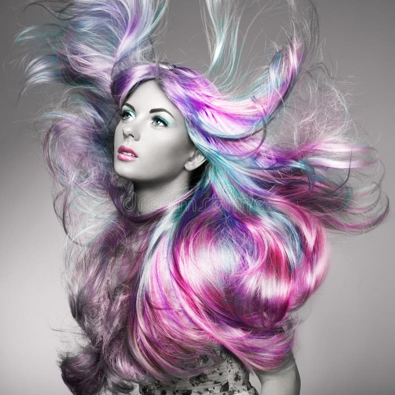 Muchacha del modelo de moda de la belleza con el pelo teñido colorido fotografía de archivo libre de regalías Muchacha del modelo de moda de la belleza con el pelo teñido colorido fotografía de archivo libre de regalías