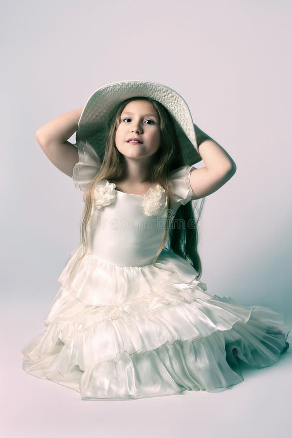 Muchacha del niño hermoso en alineada elegante y sombrero. fotografía de archivo Muchacha del niño hermoso en alineada elegante y sombrero. fotografía de archivo