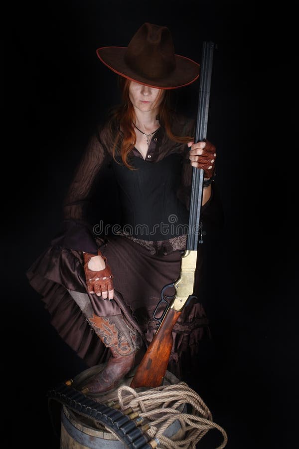 Muchacha del oeste salvaje con el rifle fotografía de archivo Muchacha del oeste salvaje con el rifle fotografía de archivo