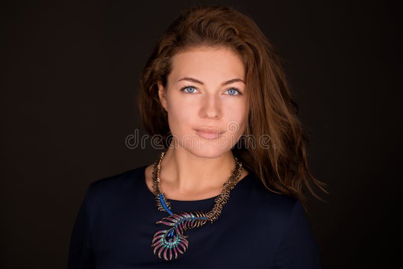 Muchacha del pelo del jengibre del retrato con el collar fotografía de archivo