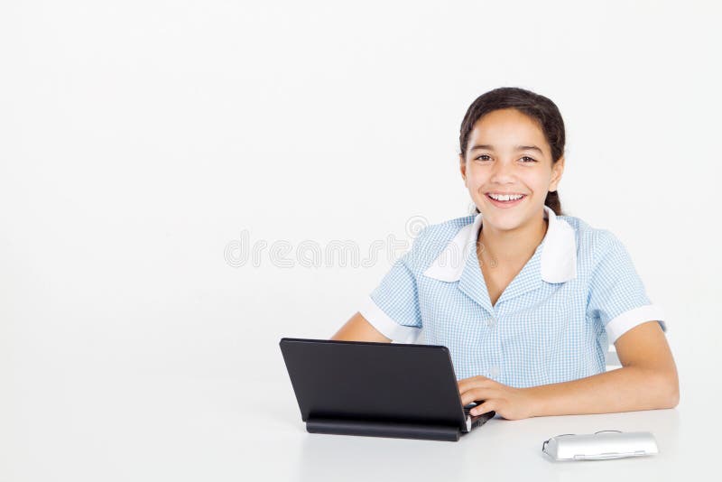 Muchacha del preadolescente que usa la computadora portátil foto de archivo libre de regalías