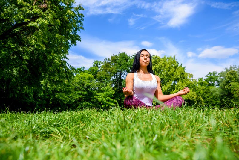 Download Muchacha Deportiva Joven Hermosa En Un Parque Imagen de archivo - Imagen de sano, energía: 100532691